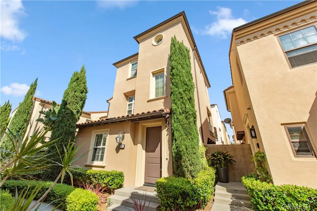 Condominium for rent at 86 Strawberry, Irvine, CA featuring 3 beds and 4 baths