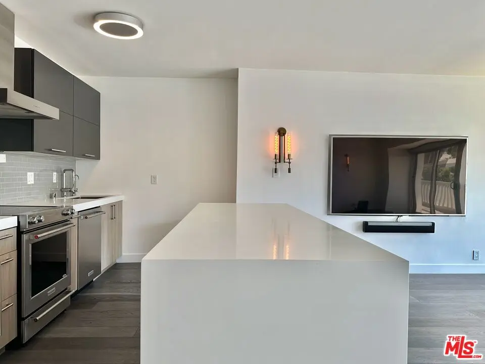 Condominium for sale at 999 N Doheny Drive 612, West Hollywood, CA featuring 1 bed and 1 bath