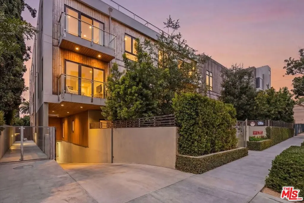 Townhouse for rent at 1041 N Spaulding Avenue 203, Los Angeles, CA featuring 2 beds and 3 baths