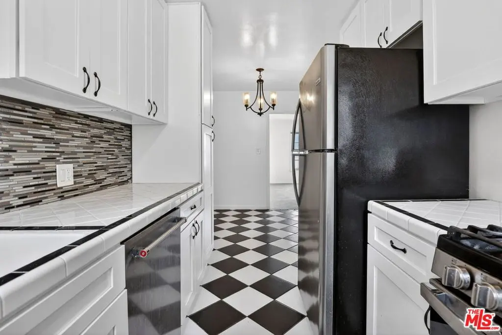 Residential Lease for rent at 314 N St Andrews Place 3, Los Angeles, Los Angeles County, CA featuring 1 bed and 1 bath
