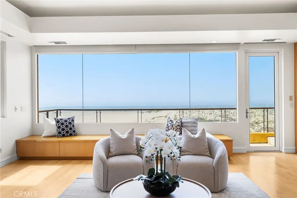 Single Family Residence for rent at 1554 E Oceanfront, Newport Beach, CA featuring 4 beds and 6 baths
