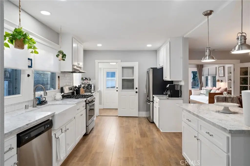 Single Family Residence for sale at 731 Junipero Avenue, Long Beach, CA featuring 2 beds and 1 bath