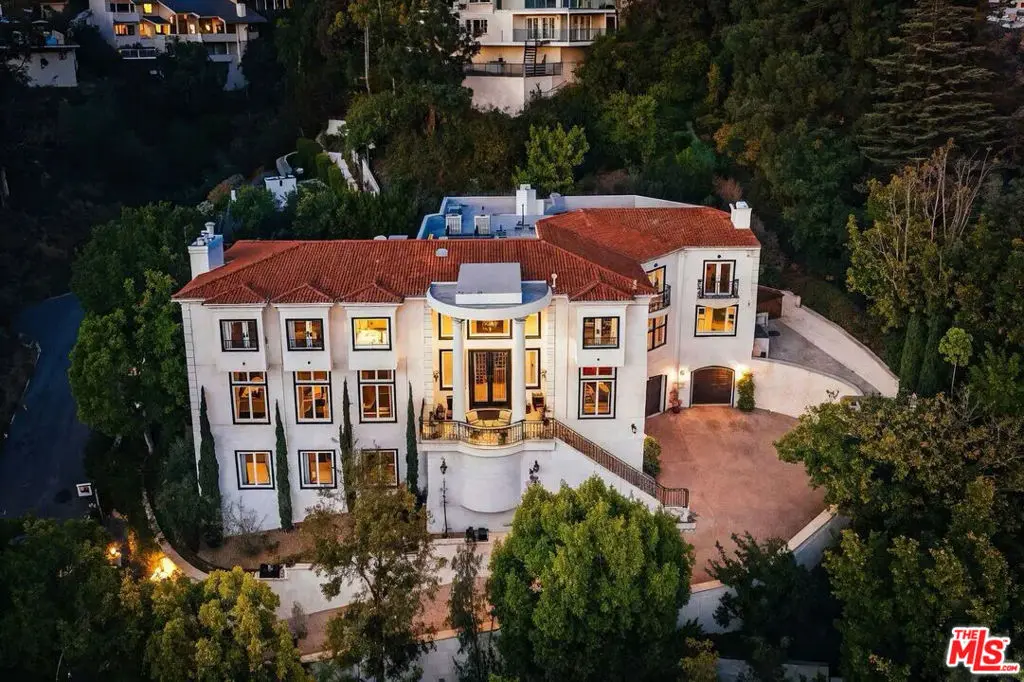 Residential Lease for rent at 1404 Dawnridge Drive, Beverly Hills, Los Angeles County, CA featuring 6 beds and 7 baths