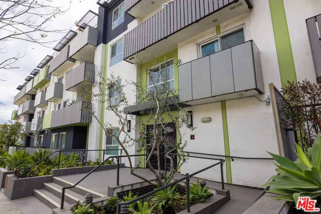 Residential Lease for rent at 1539 Beloit ph8, Los Angeles, Los Angeles County, CA featuring 3 beds and 3 baths