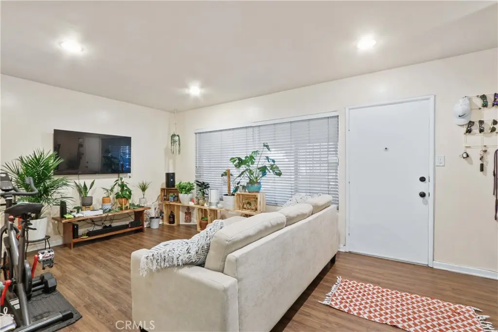 Residential Lease for rent at 939 E Appleton Street 25, Long Beach, Los Angeles County, CA featuring 1 bed and 1 bath