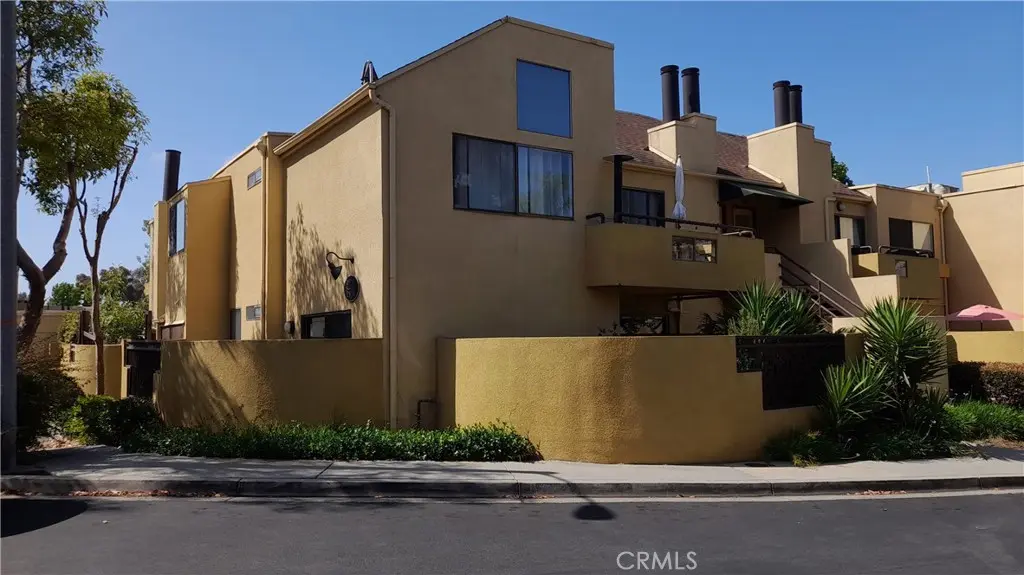 Condominium for sale at 25712 Le Parc 31, Lake Forest, CA featuring 2 beds and 2 baths