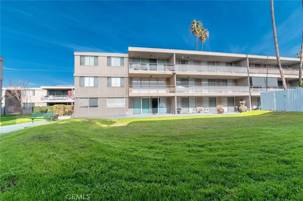 Residential Lease for rent at 6979 Palm Court N 242, Riverside, Riverside County, CA featuring 3 beds and 2 baths
