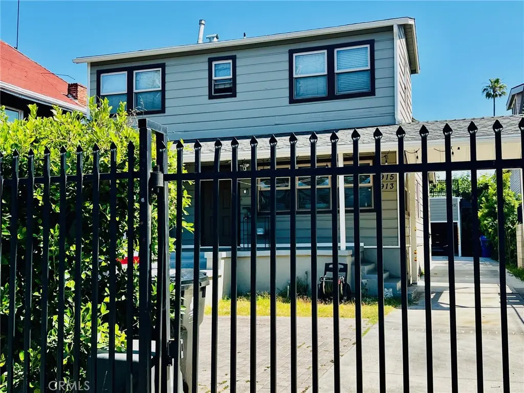 Residential Lease for rent at 913 W 21st, Los Angeles, Los Angeles County, CA featuring 2 beds and 3 baths