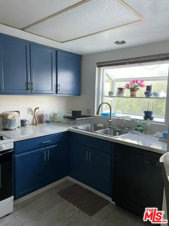 Condominium for sale at 720 Waterloo Street 4, Los Angeles, CA featuring 2 beds and 3 baths