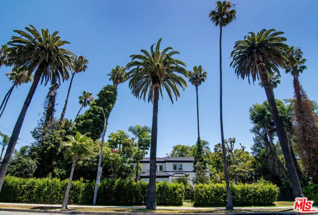 Residential Lease for rent at 508 N CANON Drive, Beverly Hills, Los Angeles County, CA featuring 5 beds and 6 baths