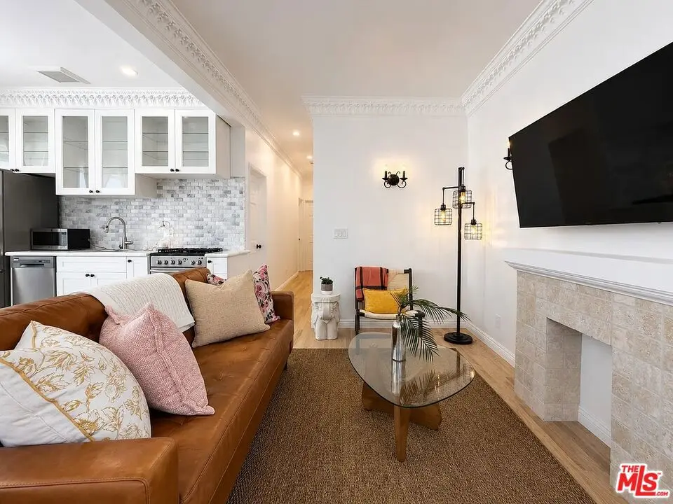 Residential Lease for rent at 1111 21st Street 1, Santa Monica, Los Angeles County, CA featuring 3 beds and 2 baths