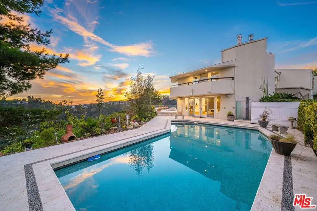Residential Lease for rent at 1121 Roberto Lane, Los Angeles, Los Angeles County, CA featuring 6 beds and 6 baths