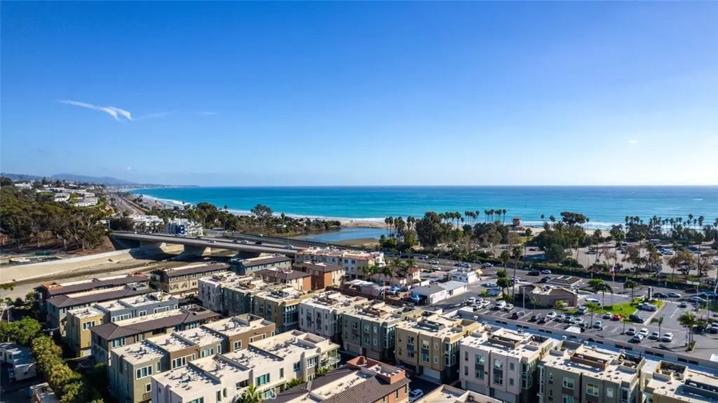 Townhouse for rent at 876 Doheny Way, Dana Point, CA featuring 1 bed and 1 bath