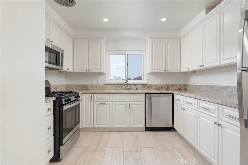 Residential Lease for rent at 459 Landfair Avenue 7, Los Angeles, Los Angeles County, CA featuring 3 beds and 3 baths