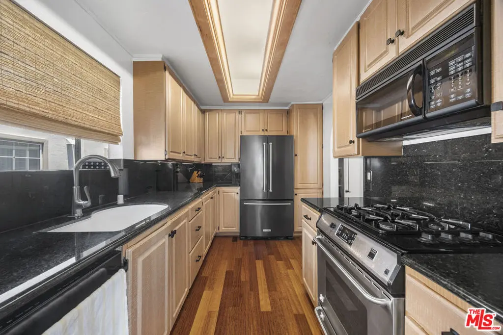 Condominium for sale at 1431 Camden Avenue 303, Los Angeles, CA featuring 2 beds and 3 baths