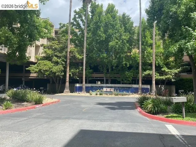Condominium for rent at 360 N Civic Dr, Walnut Creek, CA featuring 2 beds and 2 baths