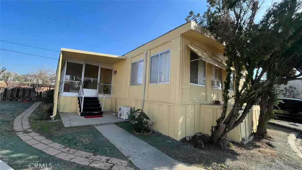 36 ROUND TABLE DR 36, Riverside, CA — listing photo 1