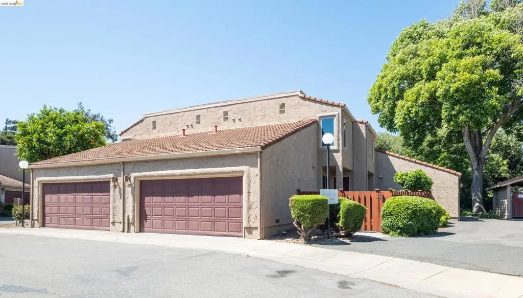 Condominium for sale at 31 Campo Verde Circle, San Pablo, CA featuring 2 beds and 3 baths