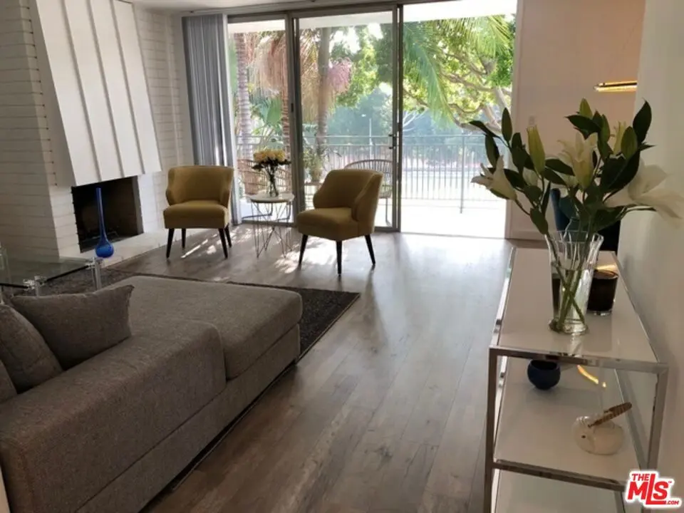Residential Lease for rent at 9297 BURTON Way 3, Beverly Hills, Los Angeles County, CA featuring 3 beds and 2 baths
