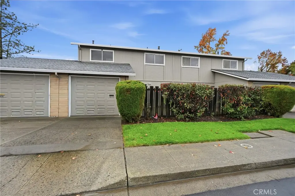 Townhouse for sale at 1633 Montana Vista, Lakeport, CA featuring 3 beds and 3 baths