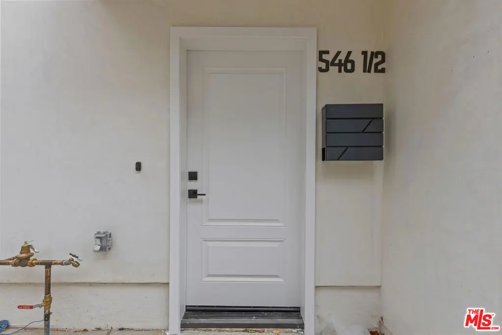 Townhouse for rent at 546 1/2 N Genesee Avenue, Los Angeles, CA featuring 2 beds and 3 baths