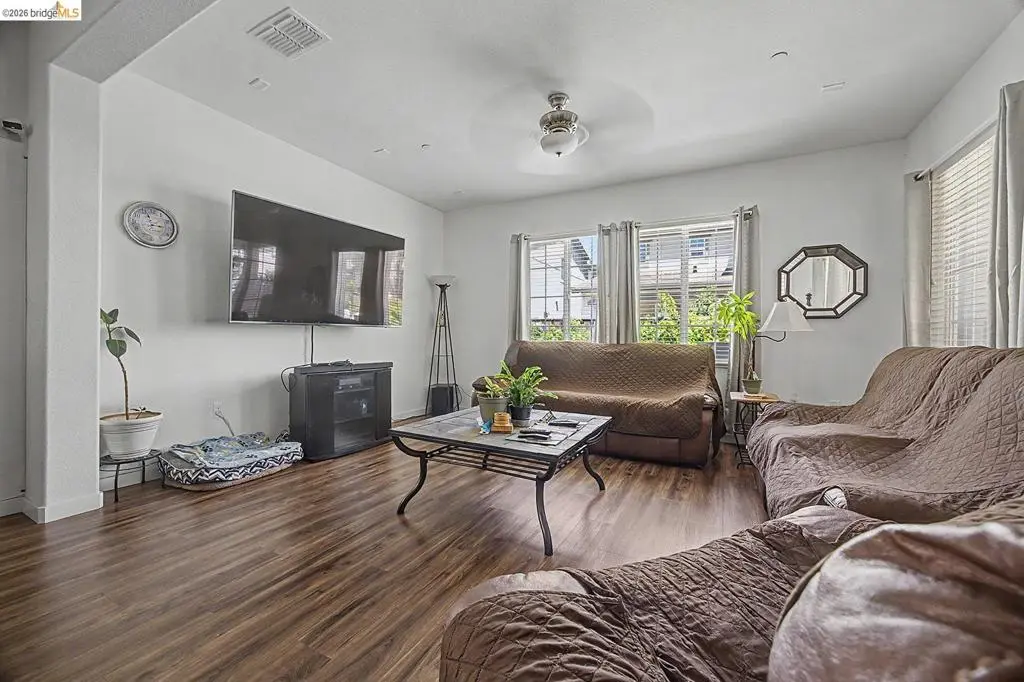Single Family Residence for sale at 186 Willowrun Way, Oakley, CA featuring 5 beds and 3 baths