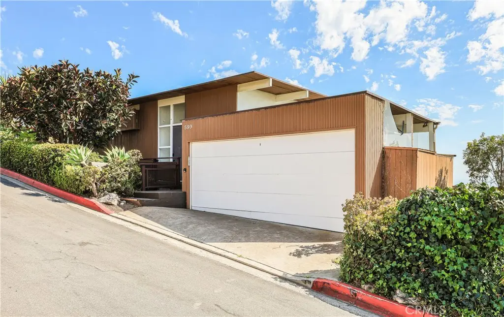 Single Family Residence for rent at 599 Alta Vista, Laguna Beach, CA featuring 3 beds and 3 baths