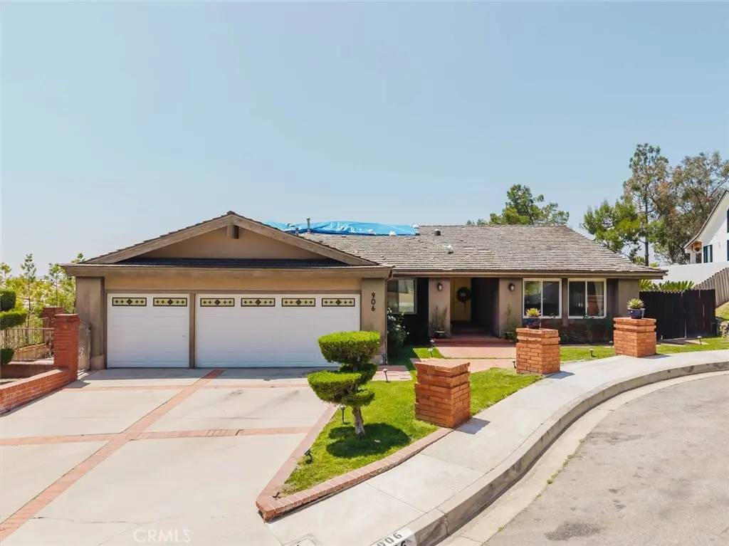 Residential Lease for rent at 906 Whitehaven Terrace, Glendale, Los Angeles County, CA featuring 3 beds and 2 baths