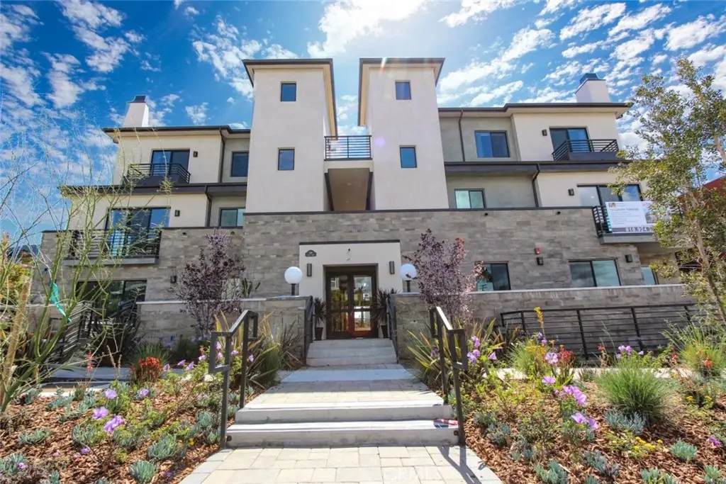 Condominium for rent at 330 Salem Street 102, Glendale, CA featuring 3 beds and 3 baths