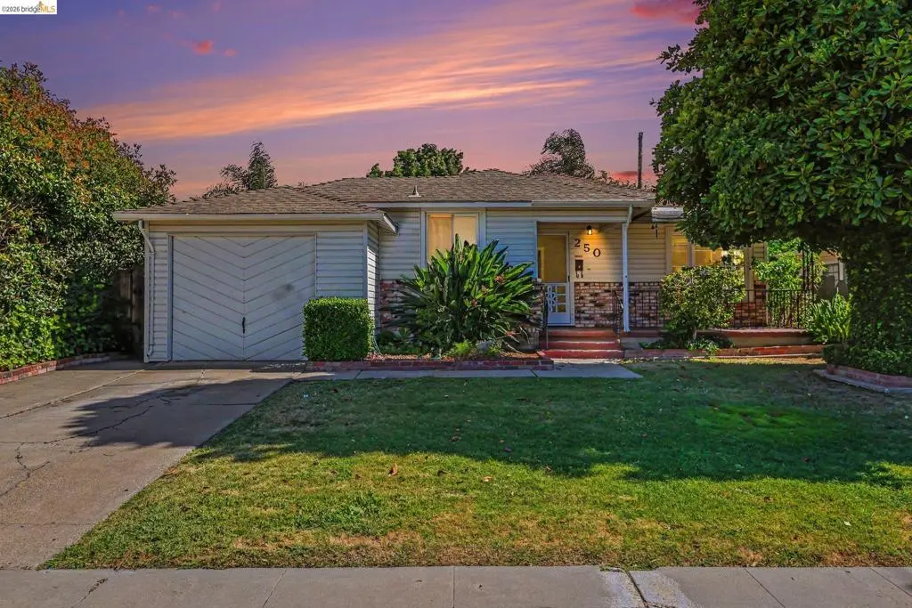 Single Family Residence for sale at 250 W 23Rd St, Tracy, CA featuring 3 beds and 1 bath