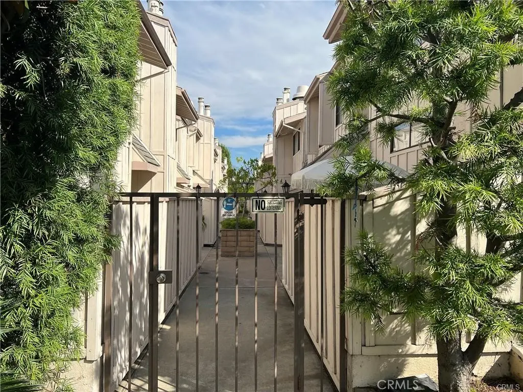 Condominium for sale at 511 E Live Oak 17, Arcadia, CA featuring 2 beds and 3 baths