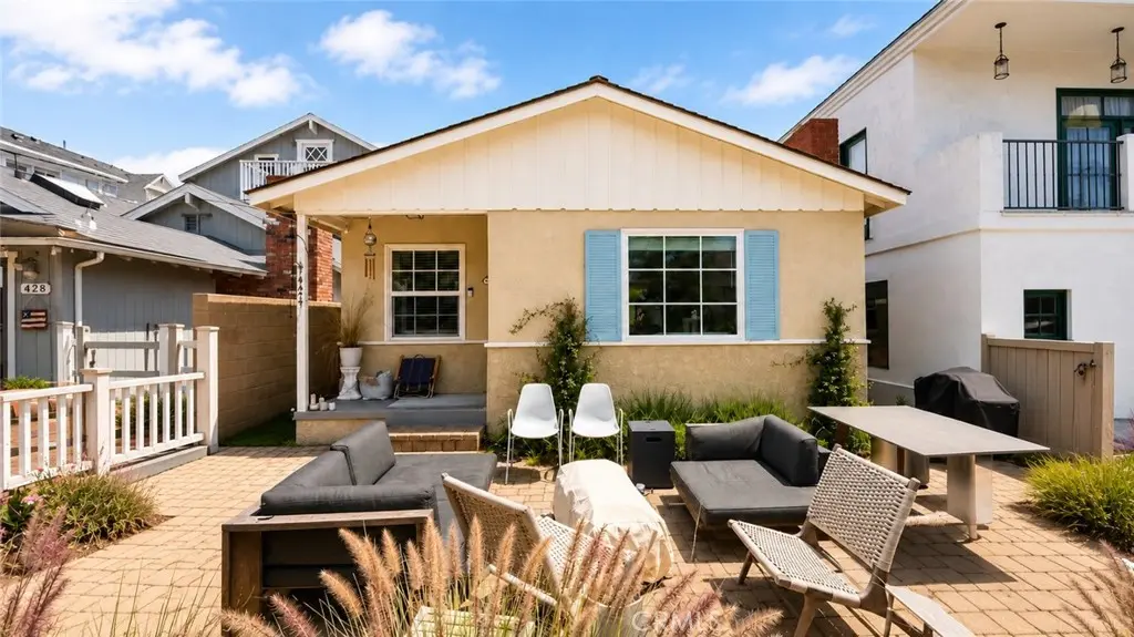 Single Family Residence for sale at 424 9th Street, Manhattan Beach, CA featuring 3 beds and 2 baths