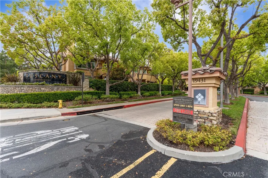 Condominium for sale at 19431 Rue De Valore 39D, Lake Forest, CA featuring 1 bed and 1 bath