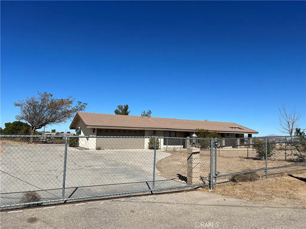 Single Family Residence for rent at 18530 Eucalyptus Street, Hesperia, CA featuring 3 beds and 2 baths