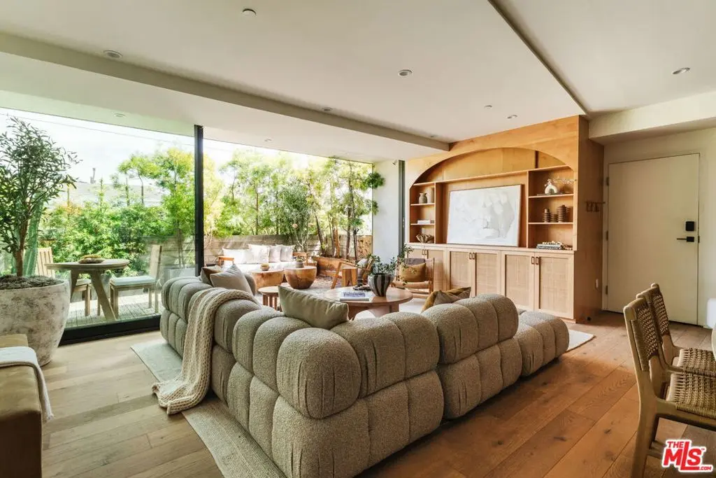 Residential Lease for rent at 3214 Highland Avenue 2, Santa Monica, Los Angeles County, CA featuring 2 beds and 3 baths
