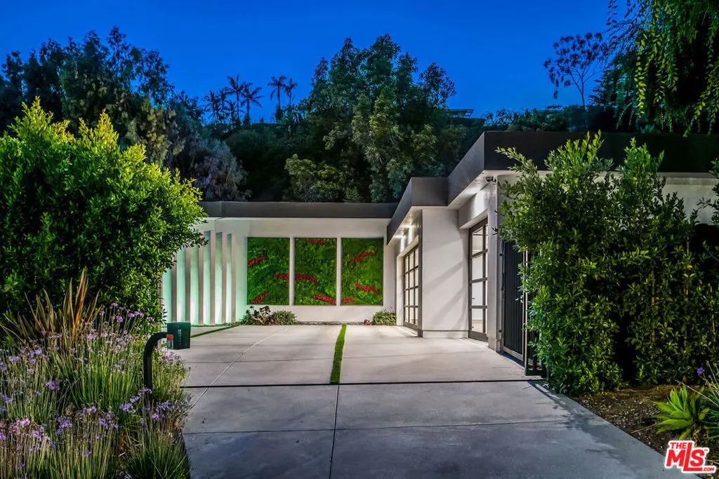 Residential Lease for rent at 1049 Loma Vista Drive, Beverly Hills, Los Angeles County, CA featuring 6 beds and 8 baths
