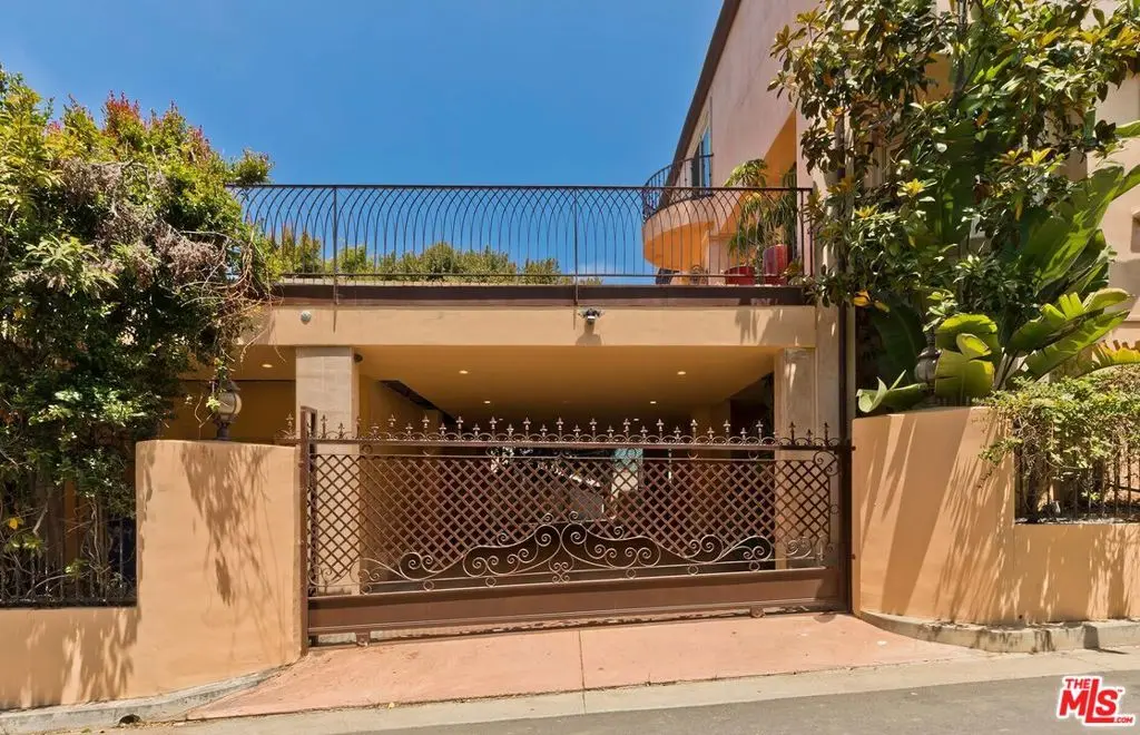Residential Lease for rent at 209 S Anita Avenue, Los Angeles, Los Angeles County, CA featuring 6 beds and 7 baths