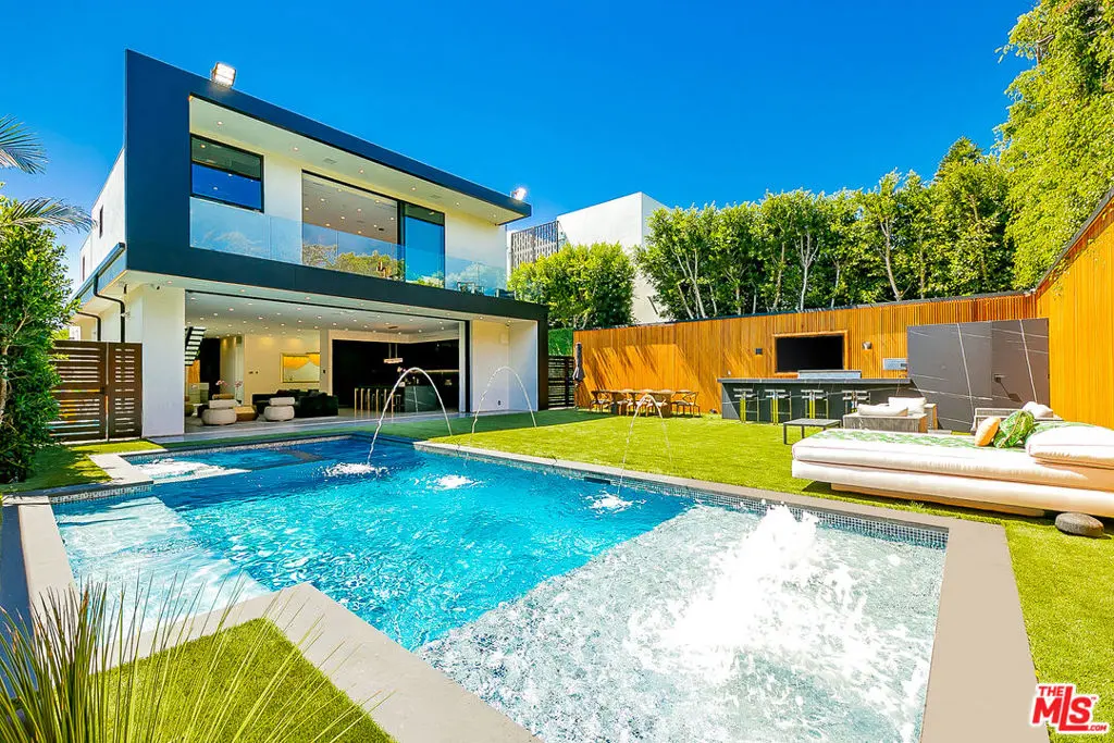 Residential Lease for rent at 128 N Laurel Avenue, Los Angeles, Los Angeles County, CA featuring 6 beds and 8 baths
