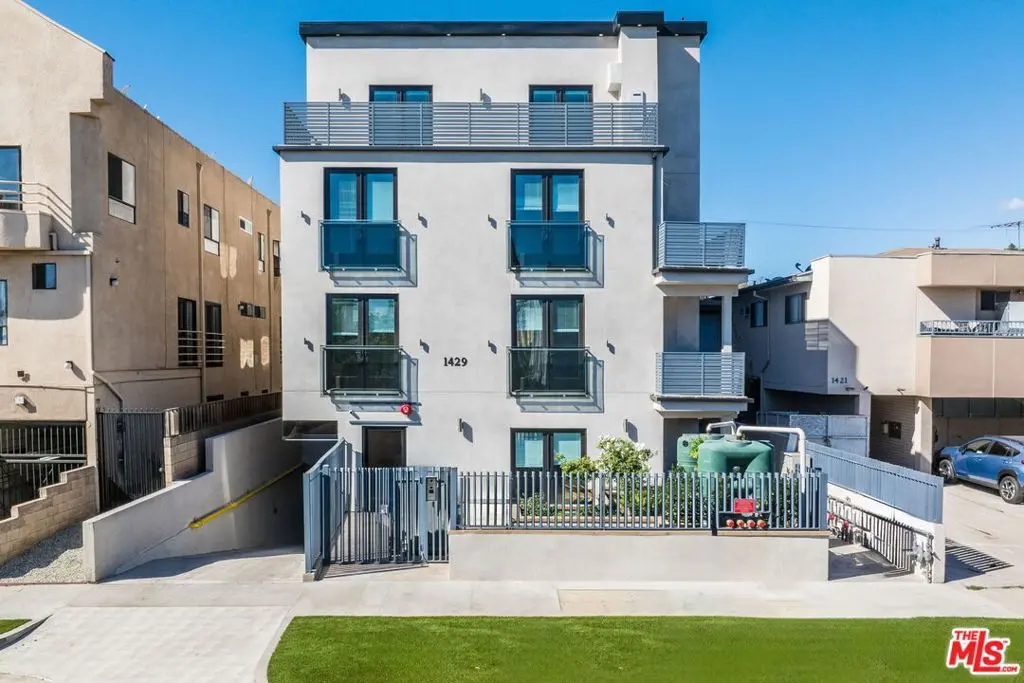 Residential Lease for rent at 1429 S Bedford Street 301, Los Angeles, Los Angeles County, CA featuring 3 beds and 3 baths