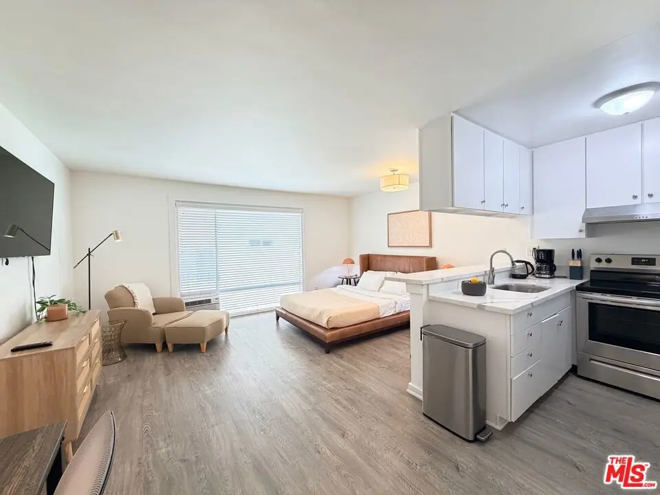 Residential Lease for rent at 5805 W 8th Street 211, Los Angeles, Los Angeles County, CA and 1 bath