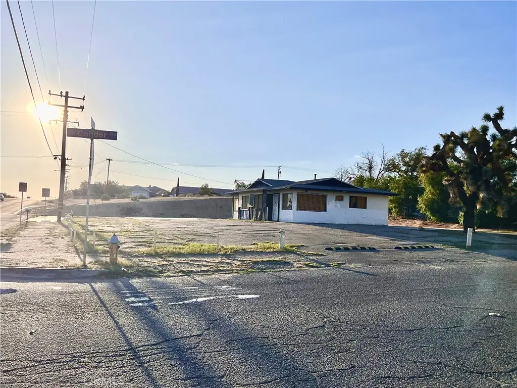 15720 Mojave Drive, Victorville, CA — listing photo 1