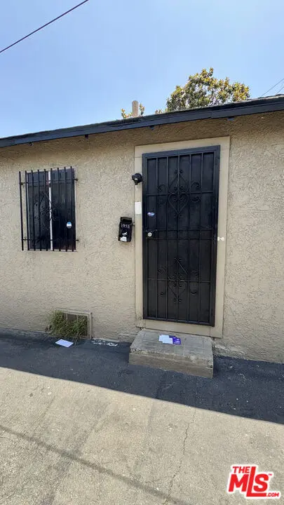 Residential Lease for rent at 8806 Beach Street 8806, Los Angeles, Los Angeles County, CA featuring 1 bed and 1 bath
