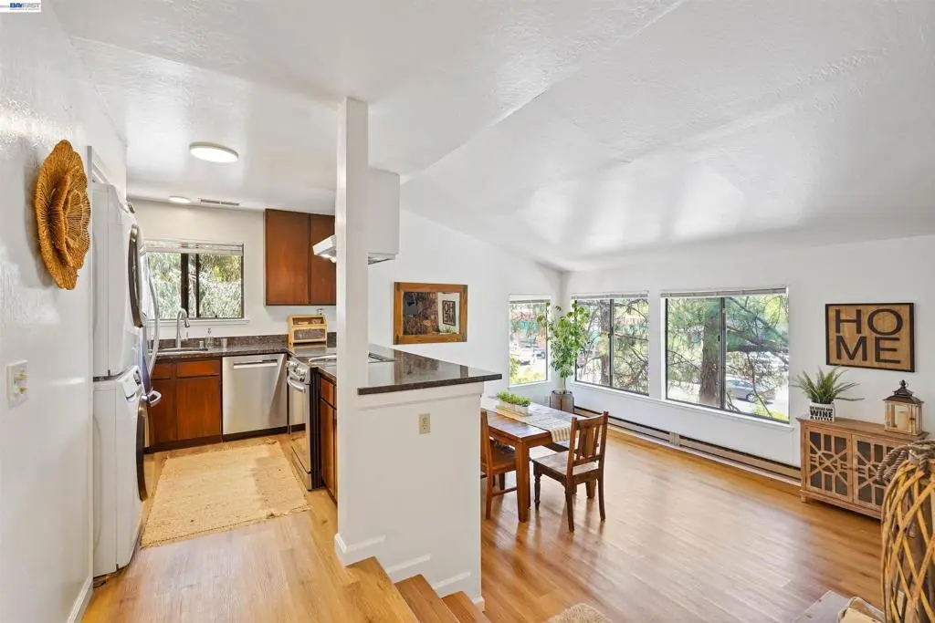 Condominium for sale at 3501 35Th Ave 7, Oakland, CA featuring 2 beds and 2 baths