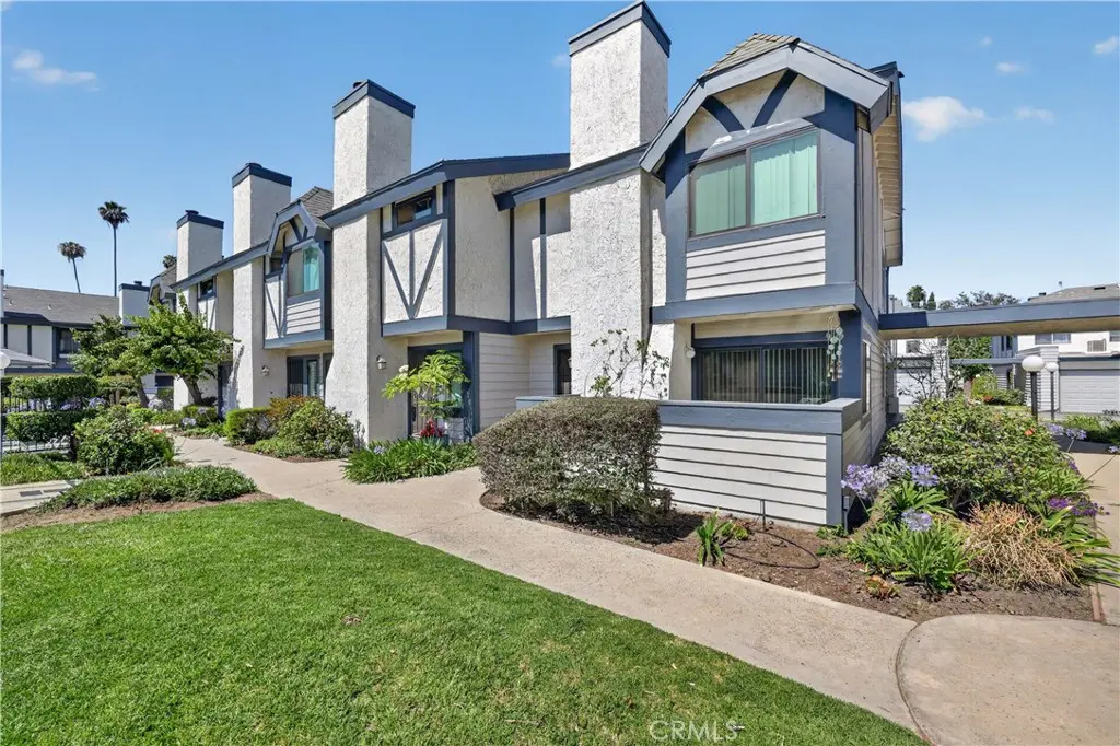 19231 Sherman 27, Reseda, CA — listing photo 1