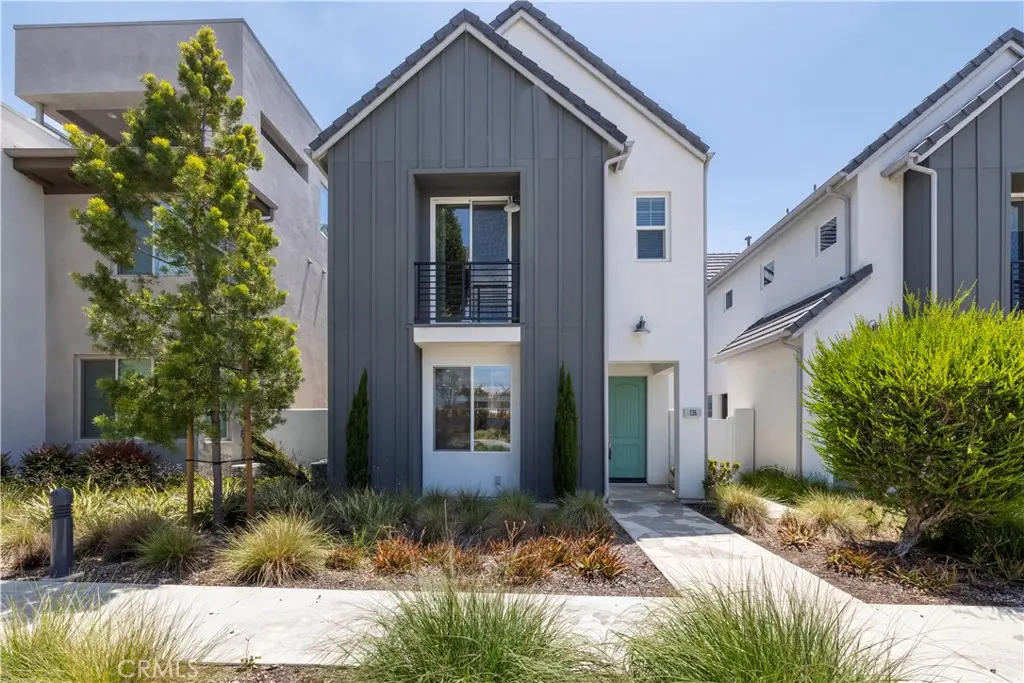 Condominium for rent at 136 Modjeska, Irvine, CA featuring 3 beds and 3 baths