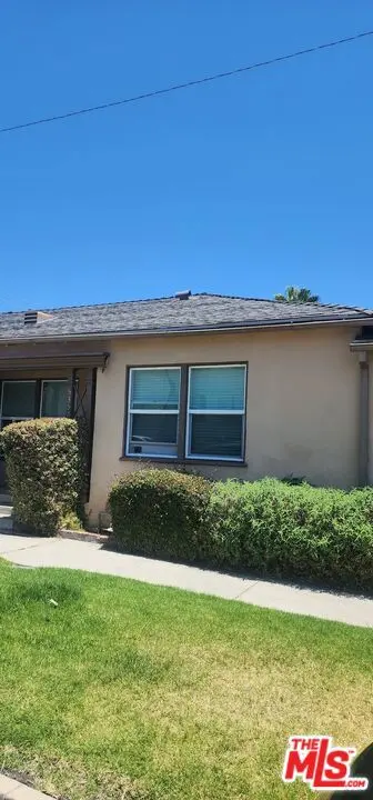 Condominium for rent at 5358 S Harcourt Avenue, Los Angeles, CA featuring 1 bed and 1 bath