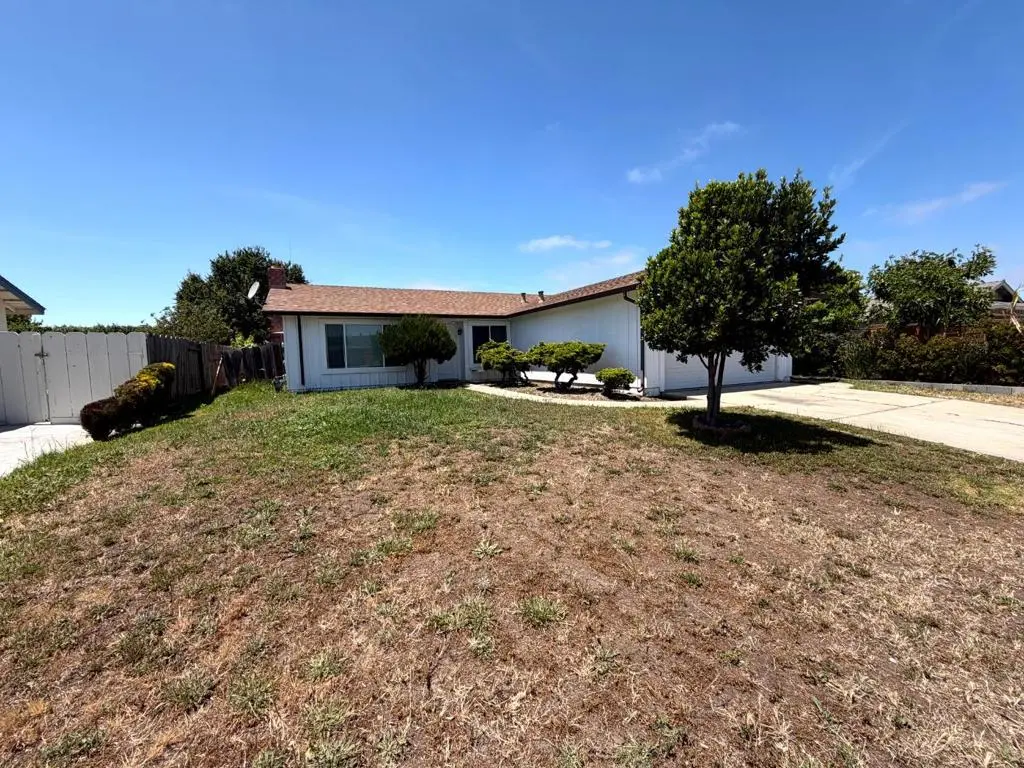 Residential Lease for rent at , Salinas, CA featuring 3 beds and 2 baths