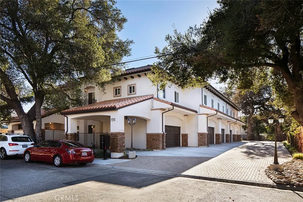 Townhouse for rent at 3236 Royal Oaks Drive 6, Thousand Oaks, CA featuring 3 beds and 3 baths