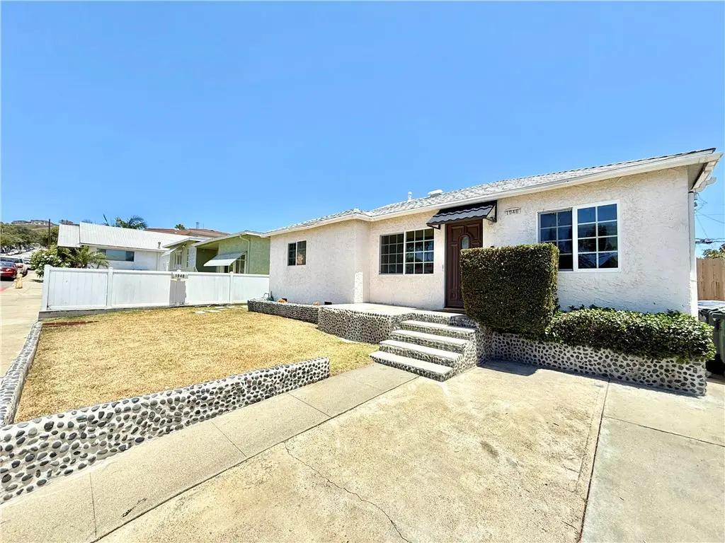 Residential Lease for rent at 1946 Dawson Avenue, Signal Hill, Los Angeles County, CA featuring 3 beds and 2 baths