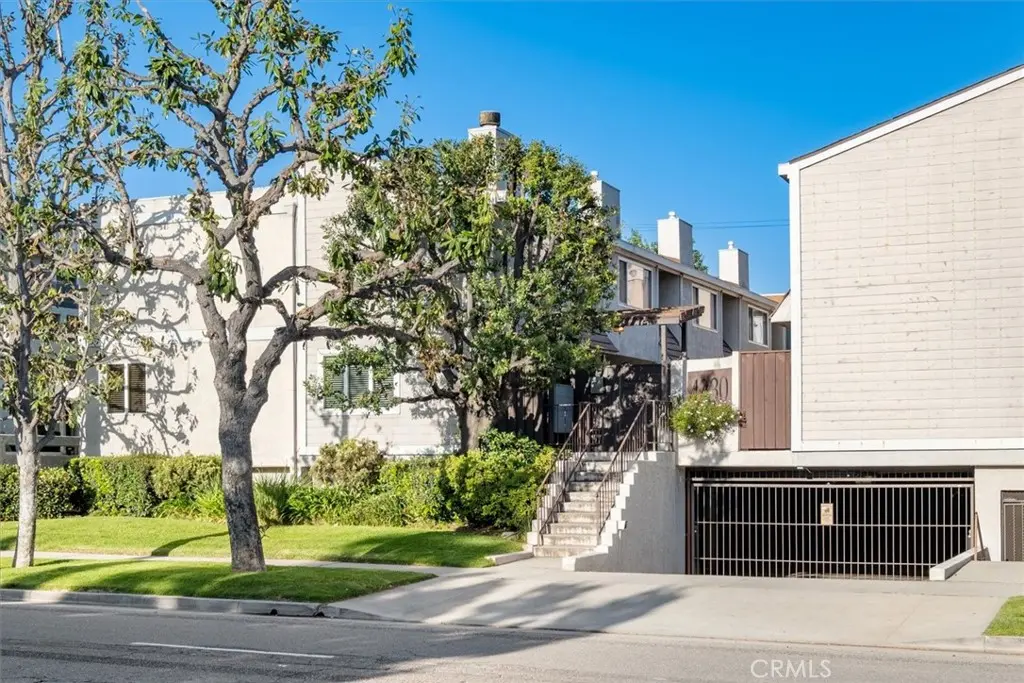 4230 Whitsett Avenue 4, Studio City, CA — listing photo 1